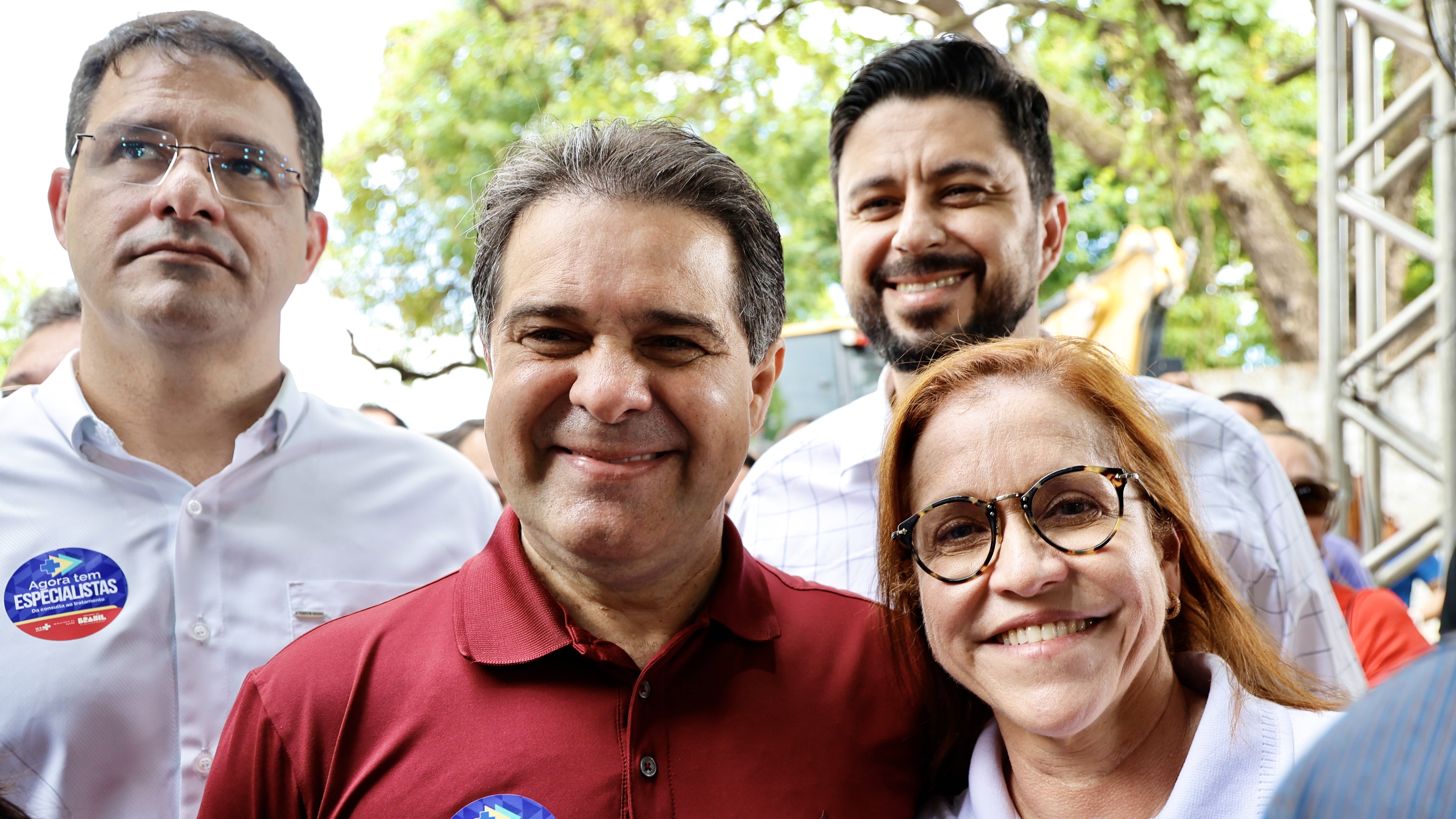 prefeito Evandro e secretária Riane posam para a foto